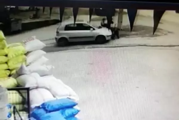 OTOMOBİLİN ÇARPTIĞI ELEKTRİKLİ BİSİKLETTE BULUNAN 2 KİŞİ YARALANDI OTOMOBİLİN ÇARPTIĞI ELEKTRİKLİ BİSİKLETTE BULUNAN 2 KİŞİ YARALANDI