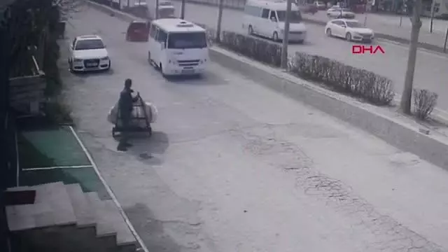 Otomobil, yan yoldaki yolcu minibüsüne çarptı: 7 yaralı Otomobil, yan yoldaki yolcu minibüsüne çarptı: 7 yaralı