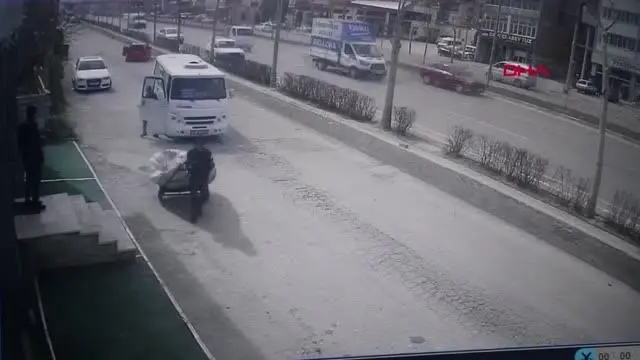 Otomobil, yan yoldaki yolcu minibüsüne çarptı: 7 yaralı Otomobil, yan yoldaki yolcu minibüsüne çarptı: 7 yaralı