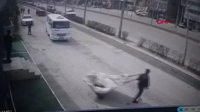 Otomobil, yan yoldaki yolcu minibüsüne çarptı: 7 yaralı Otomobil, yan yoldaki yolcu minibüsüne çarptı: 7 yaralı