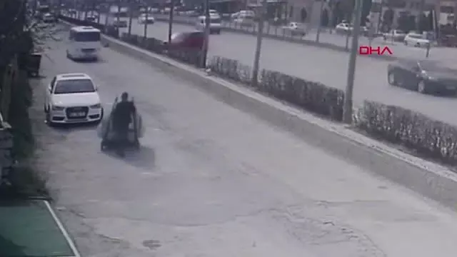 Otomobil, yan yoldaki yolcu minibüsüne çarptı: 7 yaralı Otomobil, yan yoldaki yolcu minibüsüne çarptı: 7 yaralı