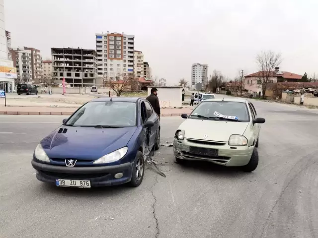 Otomobiller çarpıştı: 2 yaralı Otomobiller çarpıştı: 2 yaralı