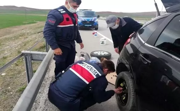 Otomobillerinin lastiği patlayan yaşlı çifte jandarmadan yardım eli Otomobillerinin lastiği patlayan yaşlı çifte jandarmadan yardım eli