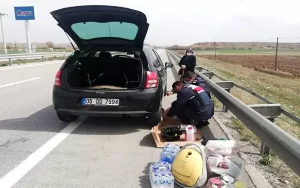 Otomobillerinin lastiği patlayan yaşlı çifte jandarmadan yardım eli Otomobillerinin lastiği patlayan yaşlı çifte jandarmadan yardım eli