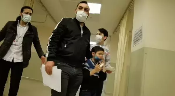 Parkta oyun oynayan Suriyeli Ahmet'in parmağı koptu Parkta oyun oynayan Suriyeli Ahmet'in parmağı koptu