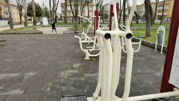 Parkta oyun oynayan Suriyeli Ahmet'in parmağı koptu Parkta oyun oynayan Suriyeli Ahmet'in parmağı koptu