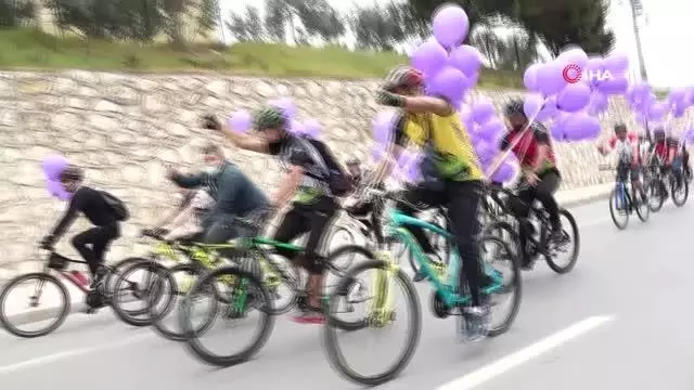 Pedalları kanser hastaları için çevirdiler, gökyüzüne mor balonlar uçurdular Pedalları kanser hastaları için çevirdiler, gökyüzüne mor balonlar uçurdular