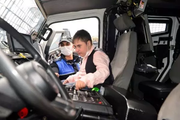 Son dakika haberleri... Polisin operasyon araçları bu kez engelli çocuklar için çalıştı Son dakika haberleri... Polisin operasyon araçları bu kez engelli çocuklar için çalıştı