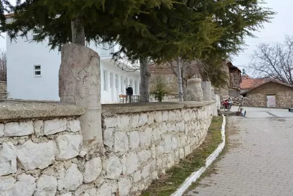 ANTALYA ROMA DUVARINA PLASTİK ÇEŞME KALDIRILDI ANTALYA ROMA DUVARINA PLASTİK ÇEŞME KALDIRILDI