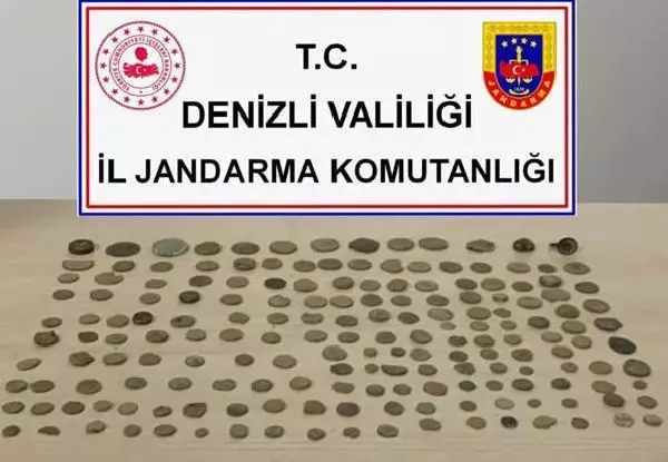 Salça kutusundan 296 parça tarihi eser çıktı Salça kutusundan 296 parça tarihi eser çıktı