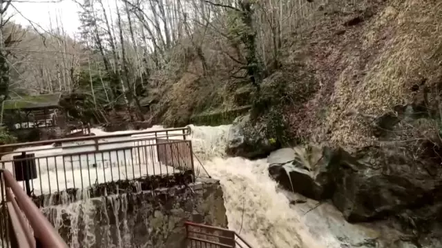 Samandere şelalesi taştı, bölge ziyaretçilere kapatıldı Samandere şelalesi taştı, bölge ziyaretçilere kapatıldı