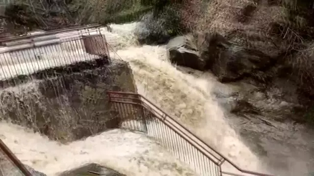 Samandere şelalesi taştı, bölge ziyaretçilere kapatıldı Samandere şelalesi taştı, bölge ziyaretçilere kapatıldı