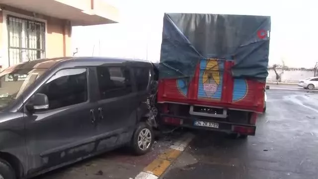 Sancaktepe'de seyir halindeyken bayılan kamyon sürücüsü 5 aracı biçti Sancaktepe'de seyir halindeyken bayılan kamyon sürücüsü 5 aracı biçti