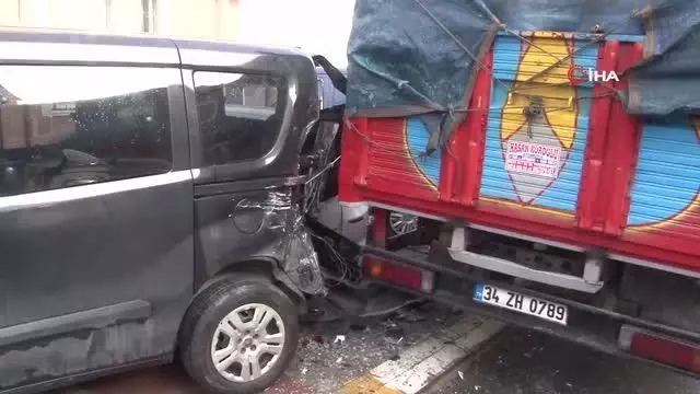 Sancaktepe'de seyir halindeyken bayılan kamyon sürücüsü 5 aracı biçti Sancaktepe'de seyir halindeyken bayılan kamyon sürücüsü 5 aracı biçti