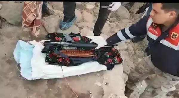 Son dakika haber | ŞANLIURFA'DA TOPRAĞA GÖMÜLÜ TABANCA VE TÜFEKLER ELE GEÇİRİLDİ Son dakika haber | ŞANLIURFA'DA TOPRAĞA GÖMÜLÜ TABANCA VE TÜFEKLER ELE GEÇİRİLDİ