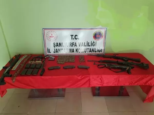 Son dakika haber | ŞANLIURFA'DA TOPRAĞA GÖMÜLÜ TABANCA VE TÜFEKLER ELE GEÇİRİLDİ Son dakika haber | ŞANLIURFA'DA TOPRAĞA GÖMÜLÜ TABANCA VE TÜFEKLER ELE GEÇİRİLDİ
