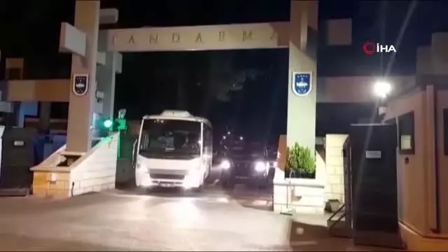 Şanlıurfa'da toprağa gömülü ve ahırda uzun namlulu silahlar ele geçirildi Şanlıurfa'da toprağa gömülü ve ahırda uzun namlulu silahlar ele geçirildi