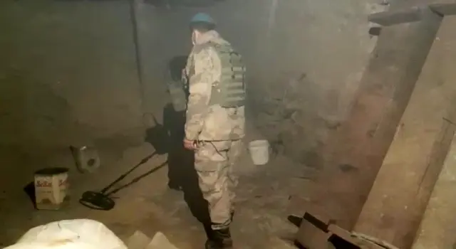Şanlıurfa'da toprağa gömülü ve ahırda uzun namlulu silahlar ele geçirildi Şanlıurfa'da toprağa gömülü ve ahırda uzun namlulu silahlar ele geçirildi