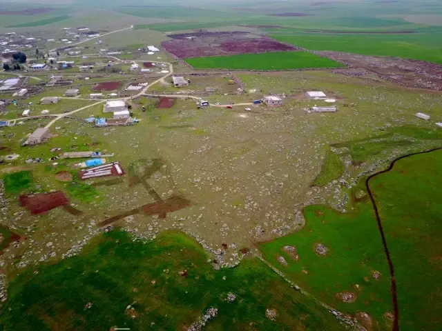 Şanlıurfa'da toprağa gömülü ve ahırda uzun namlulu silahlar ele geçirildi Şanlıurfa'da toprağa gömülü ve ahırda uzun namlulu silahlar ele geçirildi