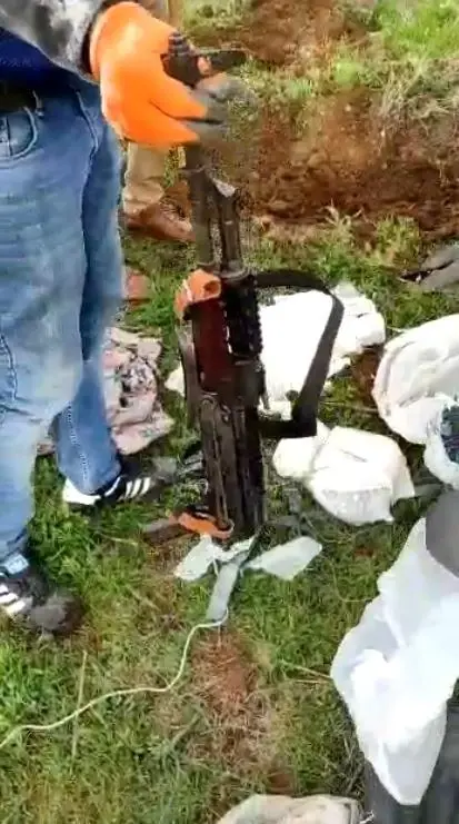 Şanlıurfa'da toprağa gömülü ve ahırda uzun namlulu silahlar ele geçirildi Şanlıurfa'da toprağa gömülü ve ahırda uzun namlulu silahlar ele geçirildi