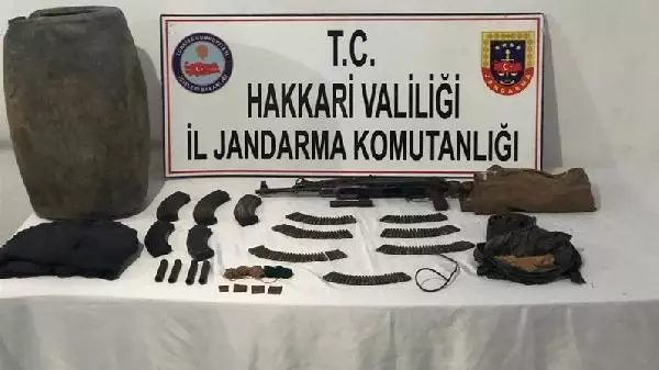 Şemdinli'de PKK'lı teröristlere ait silah ve mühimmatı ele geçirildi Şemdinli'de PKK'lı teröristlere ait silah ve mühimmatı ele geçirildi