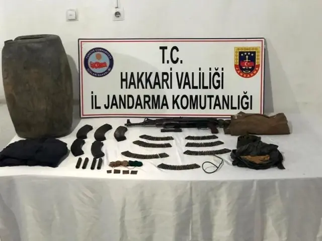 Hakkari'de toprağa gömülü silah ve mühimmat ele geçirildi Hakkari'de toprağa gömülü silah ve mühimmat ele geçirildi
