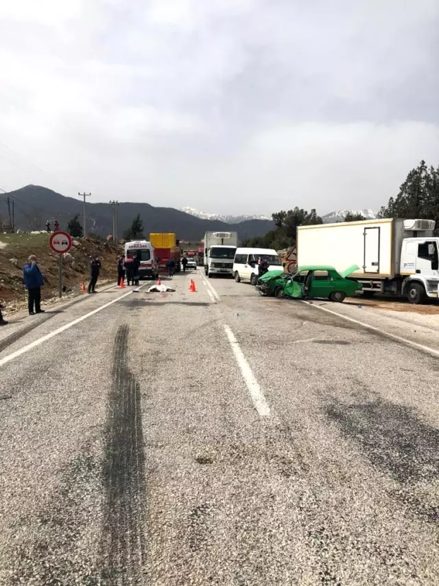 Seydikemer'de otomobil, tırla çarpıştı: 1 ölü Seydikemer'de otomobil, tırla çarpıştı: 1 ölü