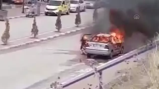 Seyir halindeki otomobil yandı Seyir halindeki otomobil yandı