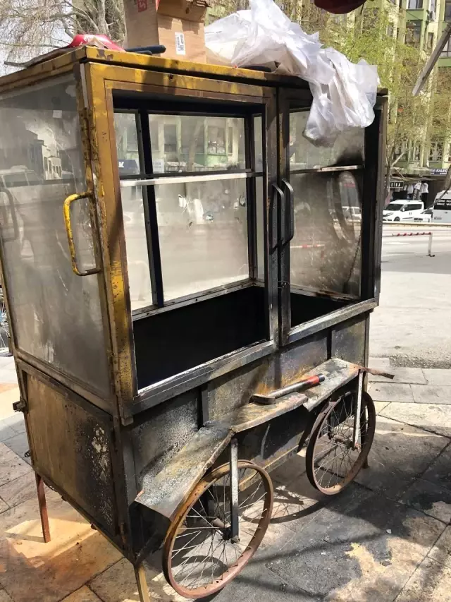 Simitçinin ekmek teknesini kundakladı Simitçinin ekmek teknesini kundakladı