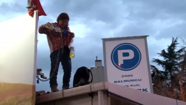 Şişli'de korku dolu anlar: Boynuna benzin dolu şişe bağladı, intihara kalkıştı Şişli'de korku dolu anlar: Boynuna benzin dolu şişe bağladı, intihara kalkıştı