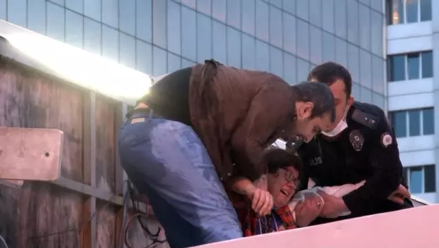 Şişli'de korku dolu anlar: Boynuna benzin dolu şişe bağladı, intihara kalkıştı Şişli'de korku dolu anlar: Boynuna benzin dolu şişe bağladı, intihara kalkıştı