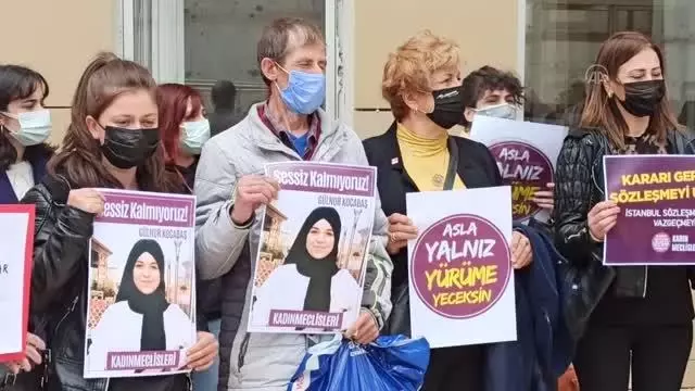 Sokak ortasında tüfekle öldürülen kadının cinayet zanlısı, duruşmada aileye başsağlığı diledi Sokak ortasında tüfekle öldürülen kadının cinayet zanlısı, duruşmada aileye başsağlığı diledi