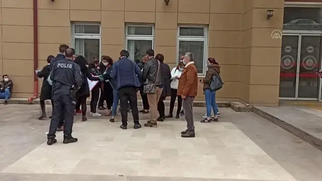 Sokak ortasında tüfekle öldürülen kadının cinayet zanlısı, duruşmada aileye başsağlığı diledi Sokak ortasında tüfekle öldürülen kadının cinayet zanlısı, duruşmada aileye başsağlığı diledi