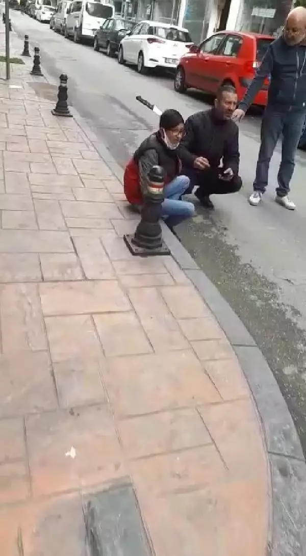 Sokakta saldırıya uğrayan Ersin'in başına bıçak saplandı Sokakta saldırıya uğrayan Ersin'in başına bıçak saplandı