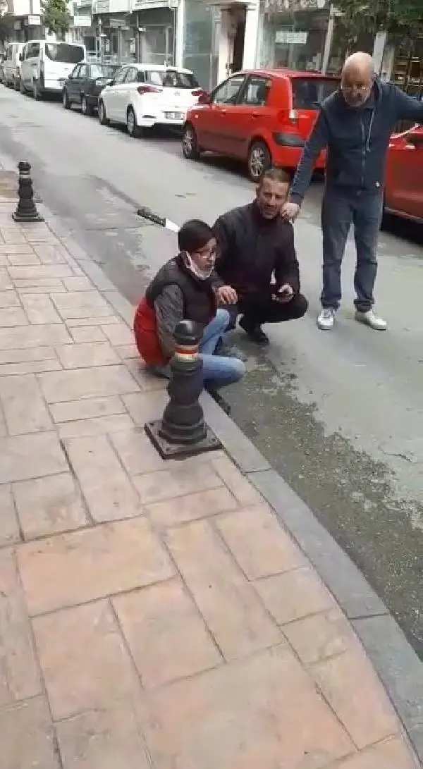 Sokakta saldırıya uğrayan Ersin'in başına bıçak saplandı Sokakta saldırıya uğrayan Ersin'in başına bıçak saplandı