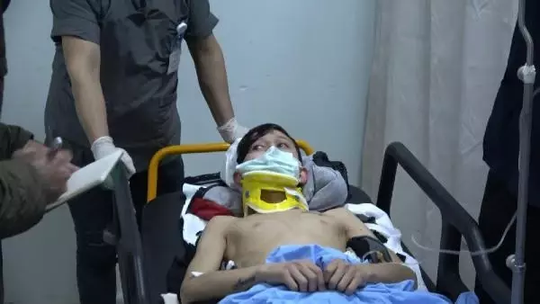 Sokakta saldırıya uğrayan Ersin'in başına bıçak saplandı Sokakta saldırıya uğrayan Ersin'in başına bıçak saplandı