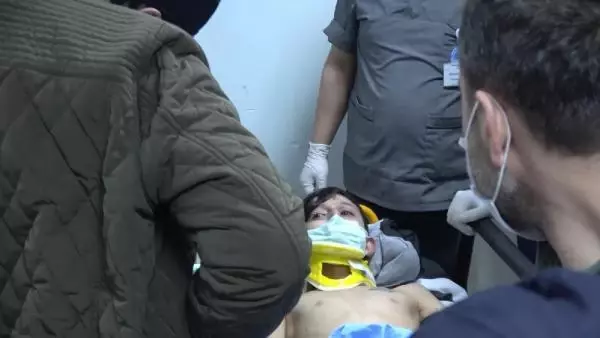 Sokakta saldırıya uğrayan Ersin'in başına bıçak saplandı Sokakta saldırıya uğrayan Ersin'in başına bıçak saplandı