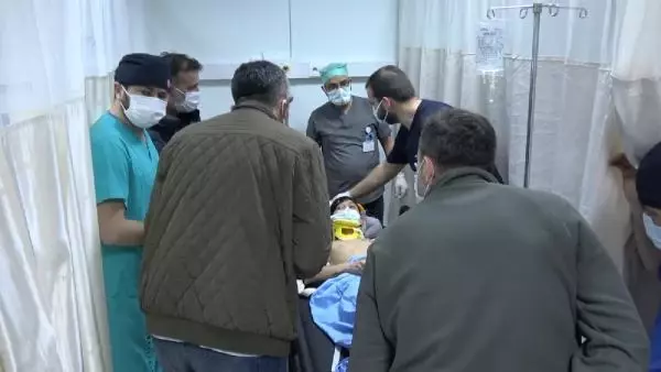 Sokakta saldırıya uğrayan Ersin'in başına bıçak saplandı Sokakta saldırıya uğrayan Ersin'in başına bıçak saplandı