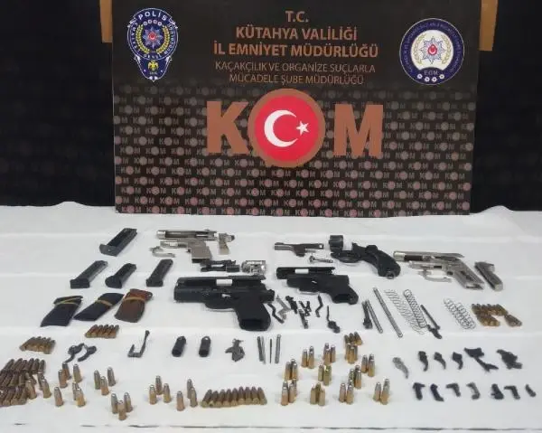 Şüphe üzerine durdurulan araçtan tabanca ve parçaları çıktı Şüphe üzerine durdurulan araçtan tabanca ve parçaları çıktı