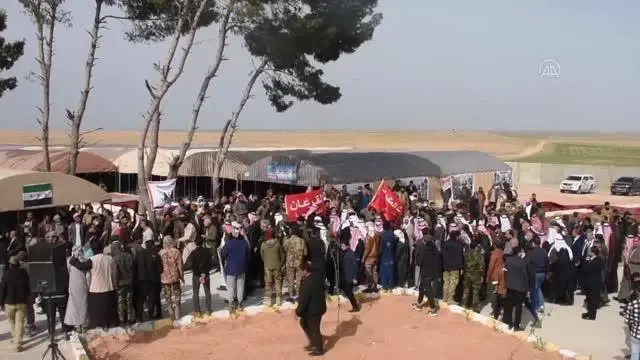 Suriyeli aşiretler, terör örgütü YPG/PKK'ya ve Esed rejimine karşı 'tek vücut olma' mesajı verdi Suriyeli aşiretler, terör örgütü YPG/PKK'ya ve Esed rejimine karşı 'tek vücut olma' mesajı verdi