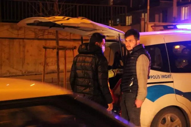 Takla atan araçtan burnu bile kanamadan çıktı, dakikalarca ters dönen aracını izledi Takla atan araçtan burnu bile kanamadan çıktı, dakikalarca ters dönen aracını izledi
