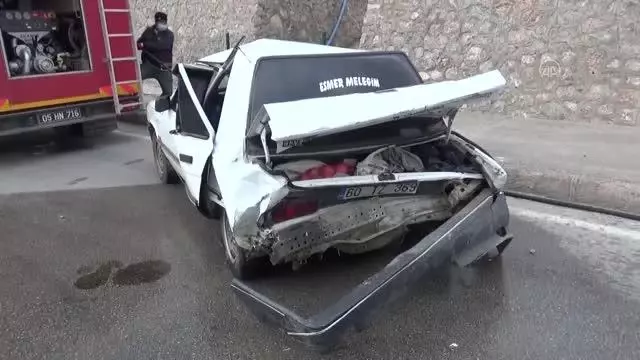 Taşova'da kamyonet ile otomobil çarpıştı: 2 yaralı Taşova'da kamyonet ile otomobil çarpıştı: 2 yaralı
