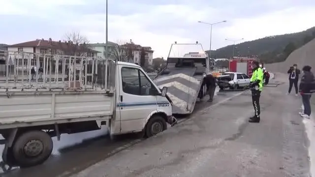 Taşova'da kamyonet ile otomobil çarpıştı: 2 yaralı Taşova'da kamyonet ile otomobil çarpıştı: 2 yaralı