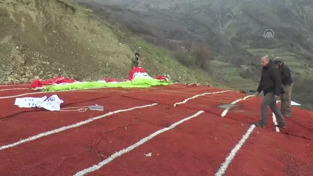 TEYAK üyeleri AA logolu pankartla gösteri uçuşu yaptı TEYAK üyeleri AA logolu pankartla gösteri uçuşu yaptı