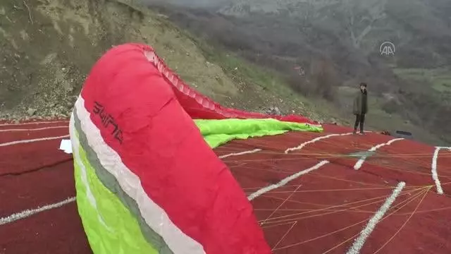 TEYAK üyeleri AA logolu pankartla gösteri uçuşu yaptı TEYAK üyeleri AA logolu pankartla gösteri uçuşu yaptı