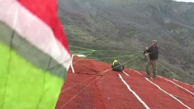 TEYAK üyeleri AA logolu pankartla gösteri uçuşu yaptı TEYAK üyeleri AA logolu pankartla gösteri uçuşu yaptı