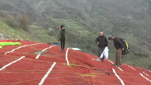 TEYAK üyeleri AA logolu pankartla gösteri uçuşu yaptı TEYAK üyeleri AA logolu pankartla gösteri uçuşu yaptı