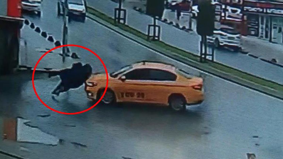 Ticari taksinin çarptığı iki kız metrelerce sürüklendi! Dehşete düşüren anlar kamerada