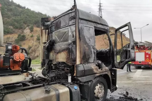 Tır sürücü canını son anda alevlerden kurtardı Tır sürücü canını son anda alevlerden kurtardı