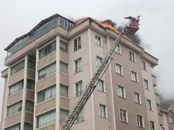 Son dakika haberleri: Tokat'ta, 5 katlı binada çatı yangını Son dakika haberleri: Tokat'ta, 5 katlı binada çatı yangını